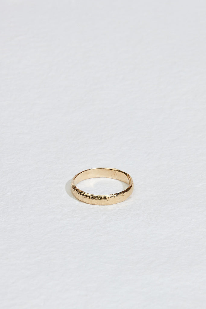close up of men's moderately textured gold band